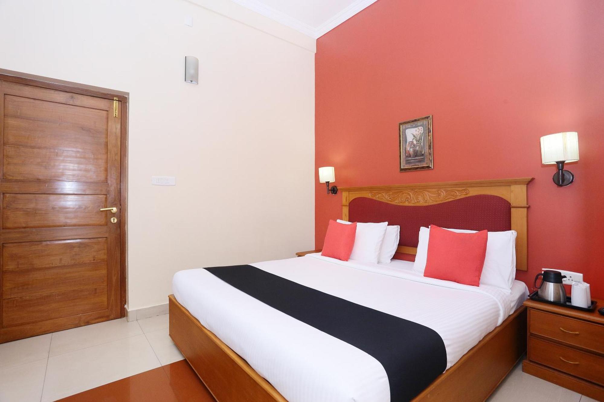 Capital O 45944 Club 7 Hotel Tiruvalla Exterior foto