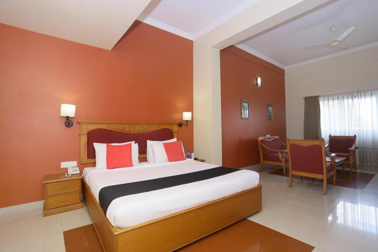 Capital O 45944 Club 7 Hotel Tiruvalla Exterior foto