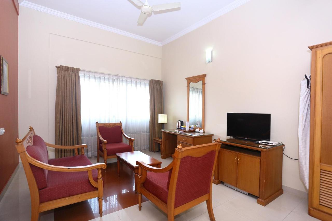Capital O 45944 Club 7 Hotel Tiruvalla Exterior foto