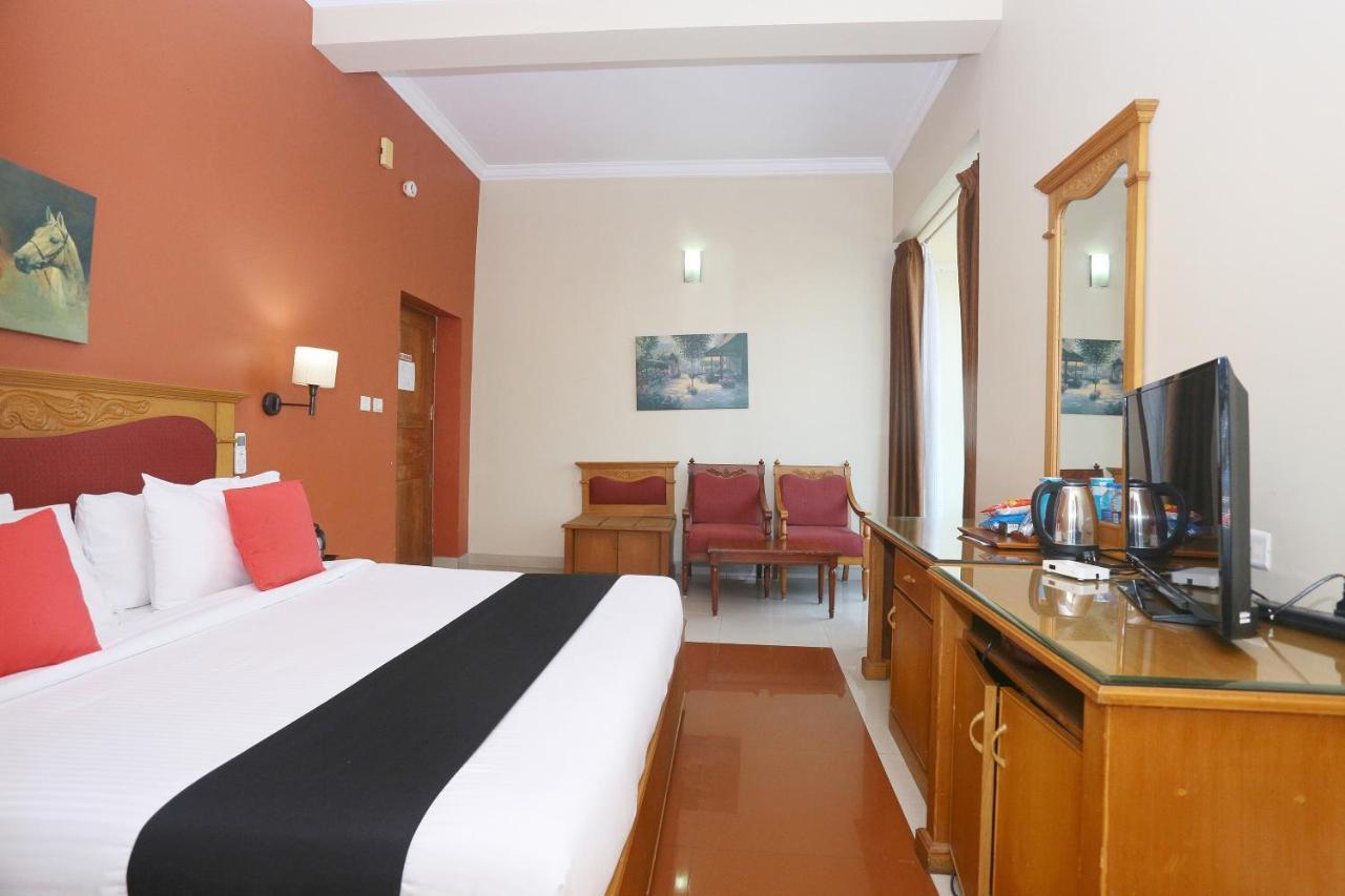 Capital O 45944 Club 7 Hotel Tiruvalla Exterior foto