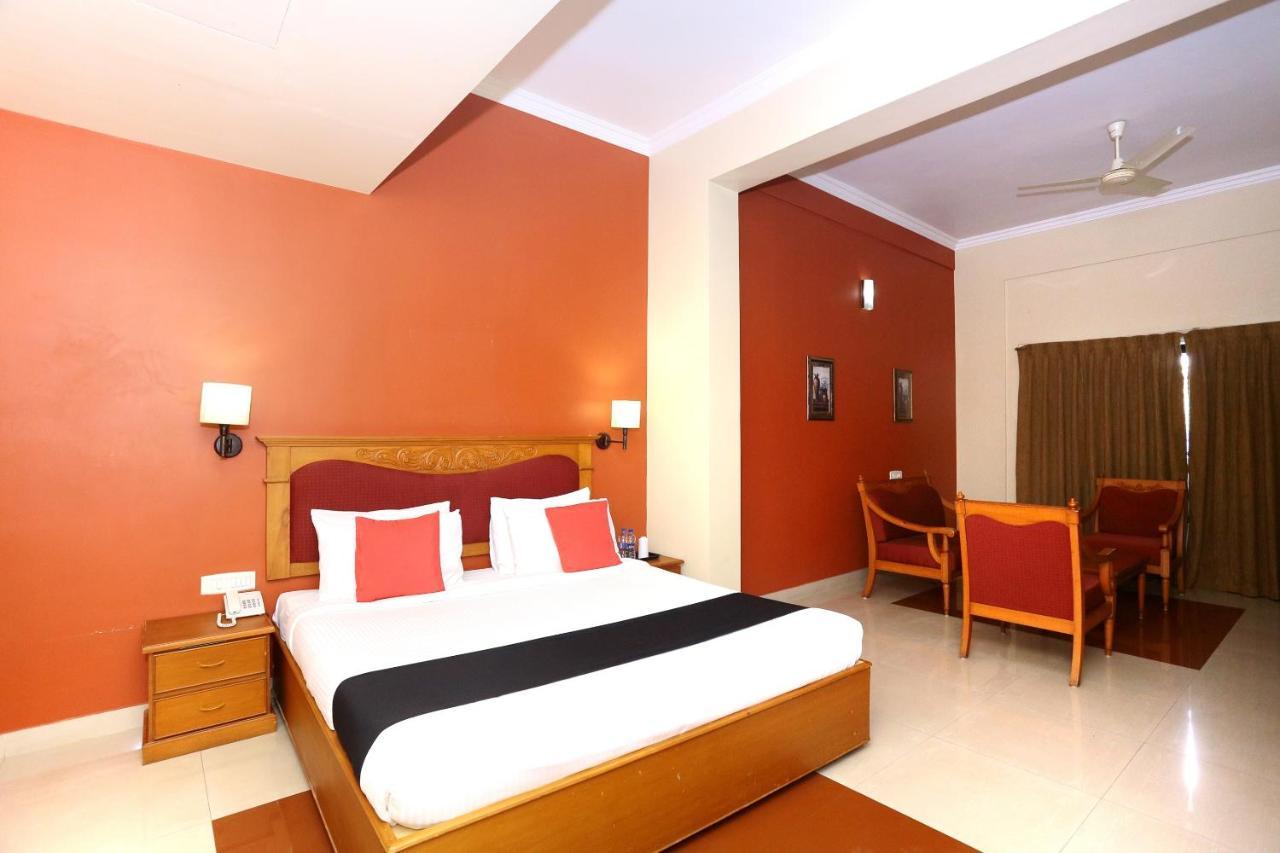 Capital O 45944 Club 7 Hotel Tiruvalla Exterior foto