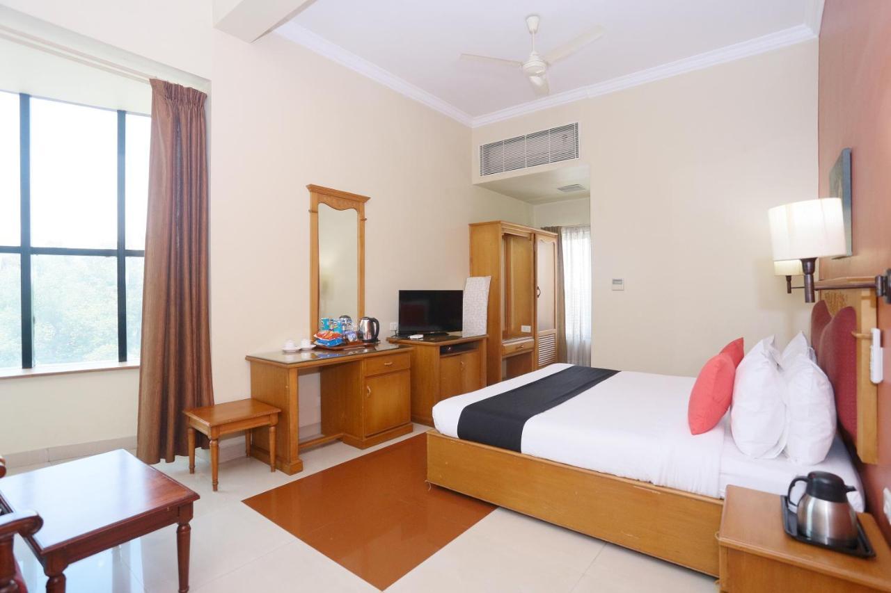 Capital O 45944 Club 7 Hotel Tiruvalla Exterior foto